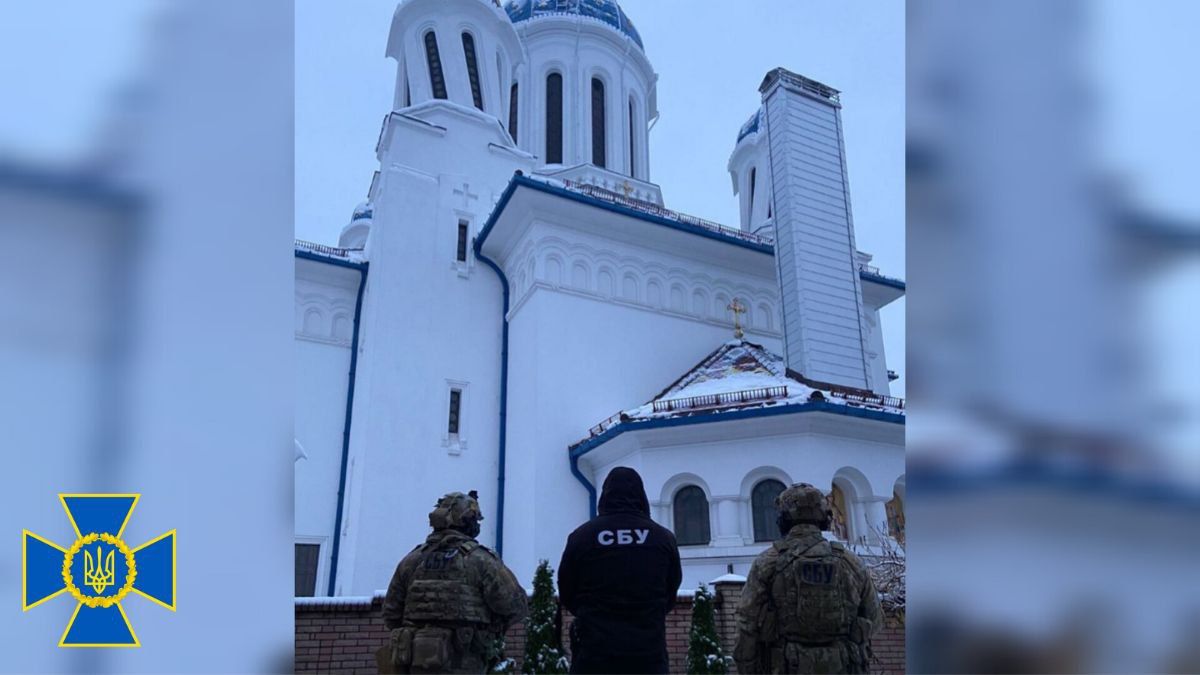 Методички з Москви: що ще знайшли під час обшуків в соборі УПЦ на Буковині