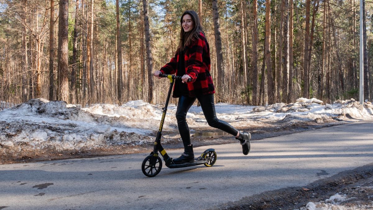 Как безопасно ездить на электросамокате зимой — советы от Bolt