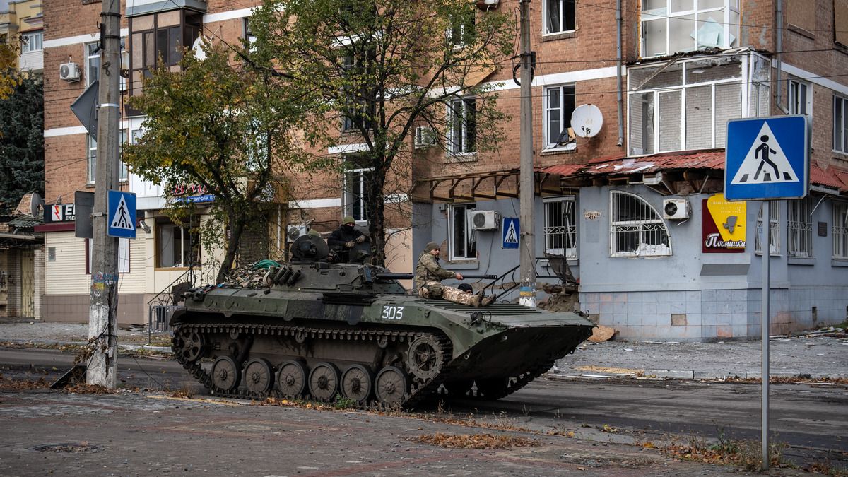 Жорсткі бої, нескінченні обстріли та трупний запах на вулицях: що відбувається в Бахмуті