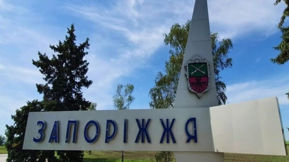 Оккупанты ударили ракетами по пригороду Запорожья: повреждены дома