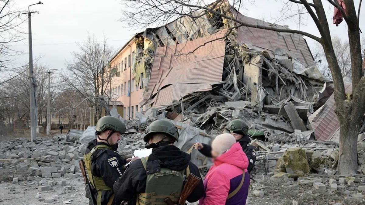 Нацполиция показала последствия ракетной атаки рф по Краматорску — били по школе и жилым домам