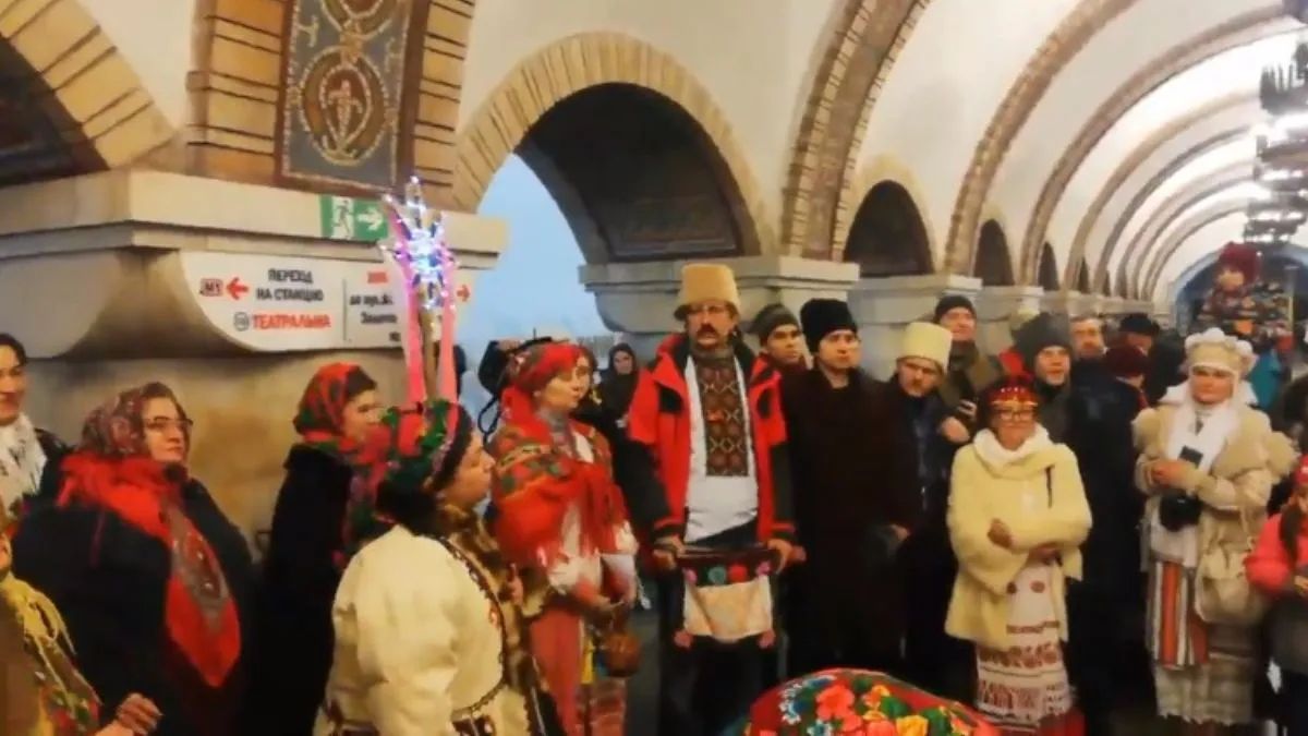 Рождество побеждает — в Киеве во время воздушных тревог пели колядки в метро и на вокзале