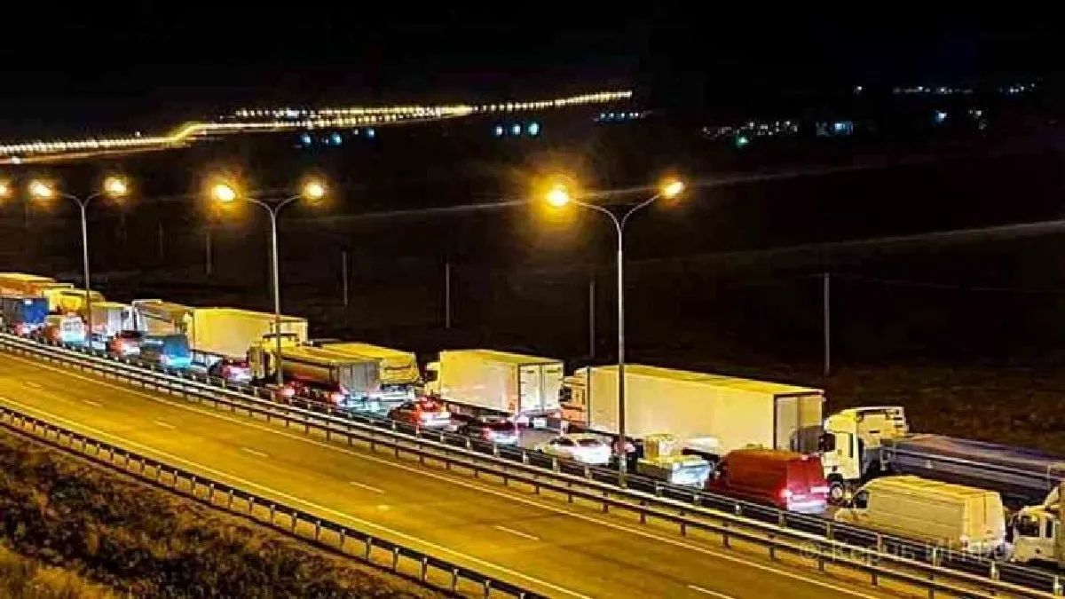На Крымском мосту – километровые пробки: все автомобили тщательно проверяются