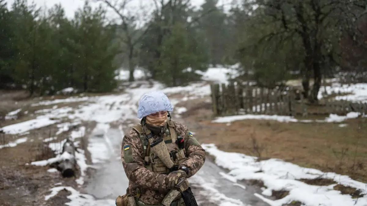 Окупанти щільно замінували територію навколо Кремінної: яке значення має це місто для росії