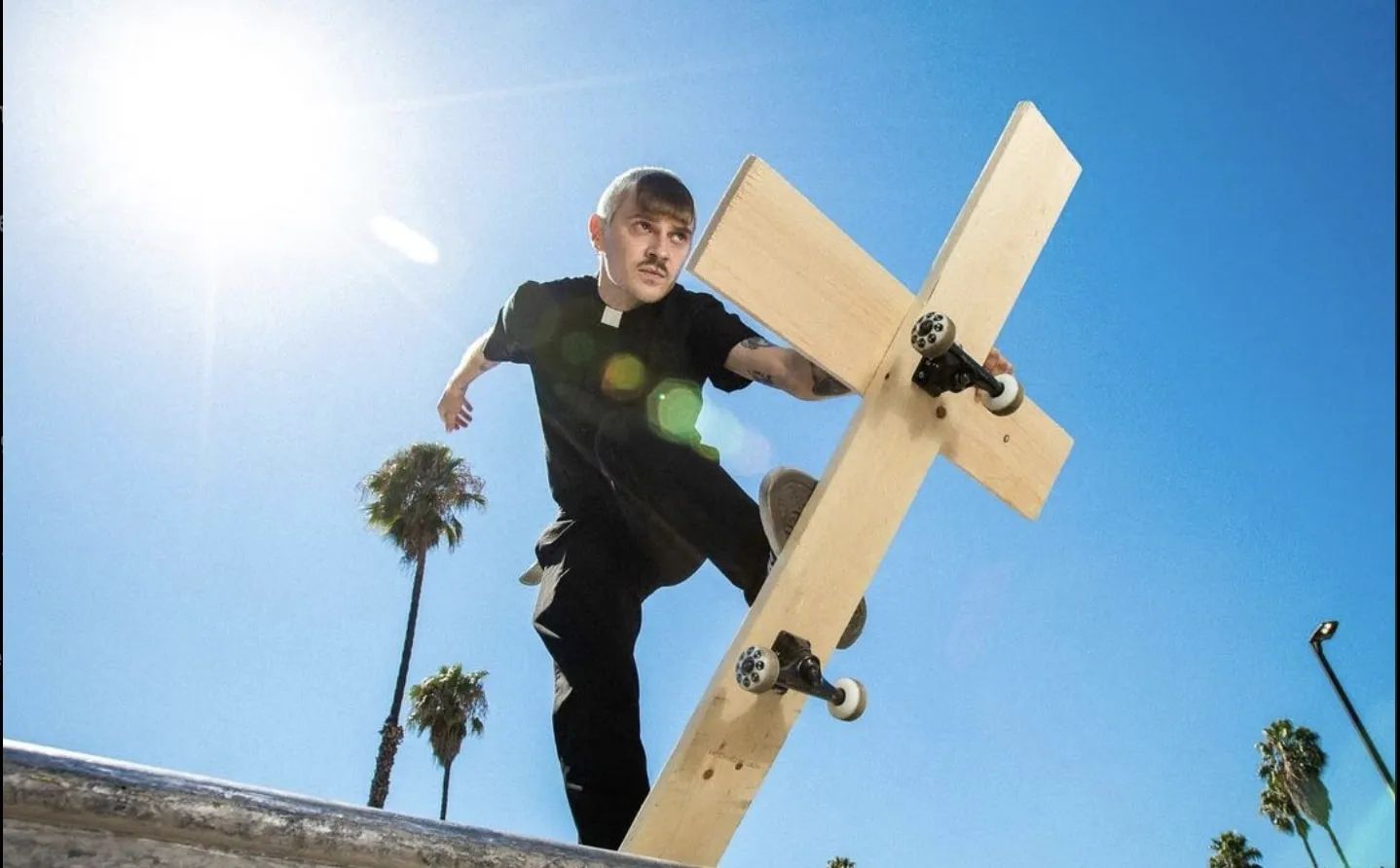 Православні росіяни зашеймили лідера гурту Little Big, який проїхав на скейті у рясі католицького священника