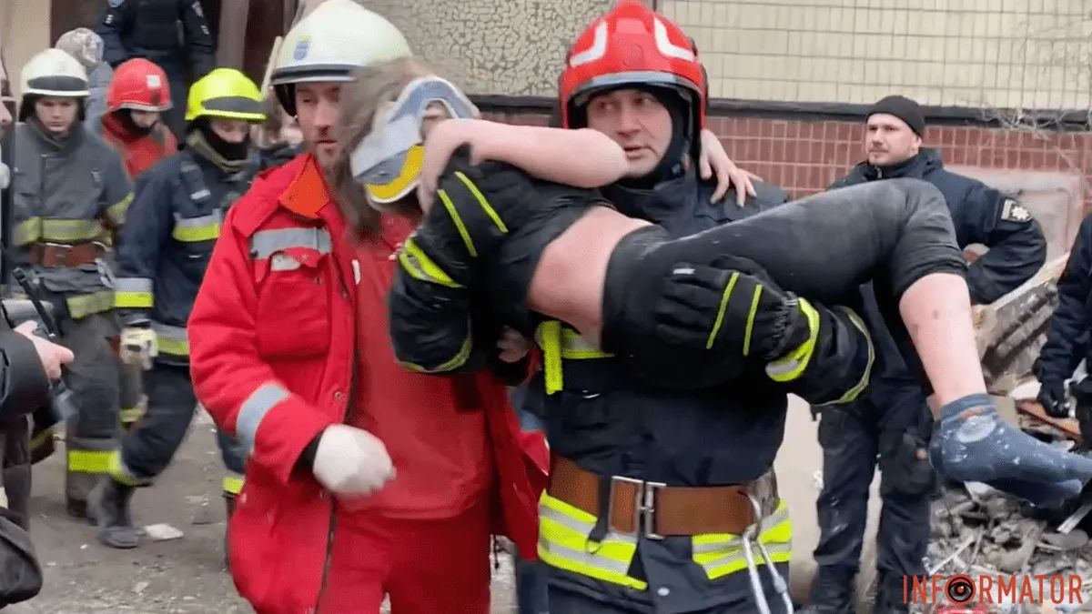 З-під завалів в Дніпрі дістали жінку: відео