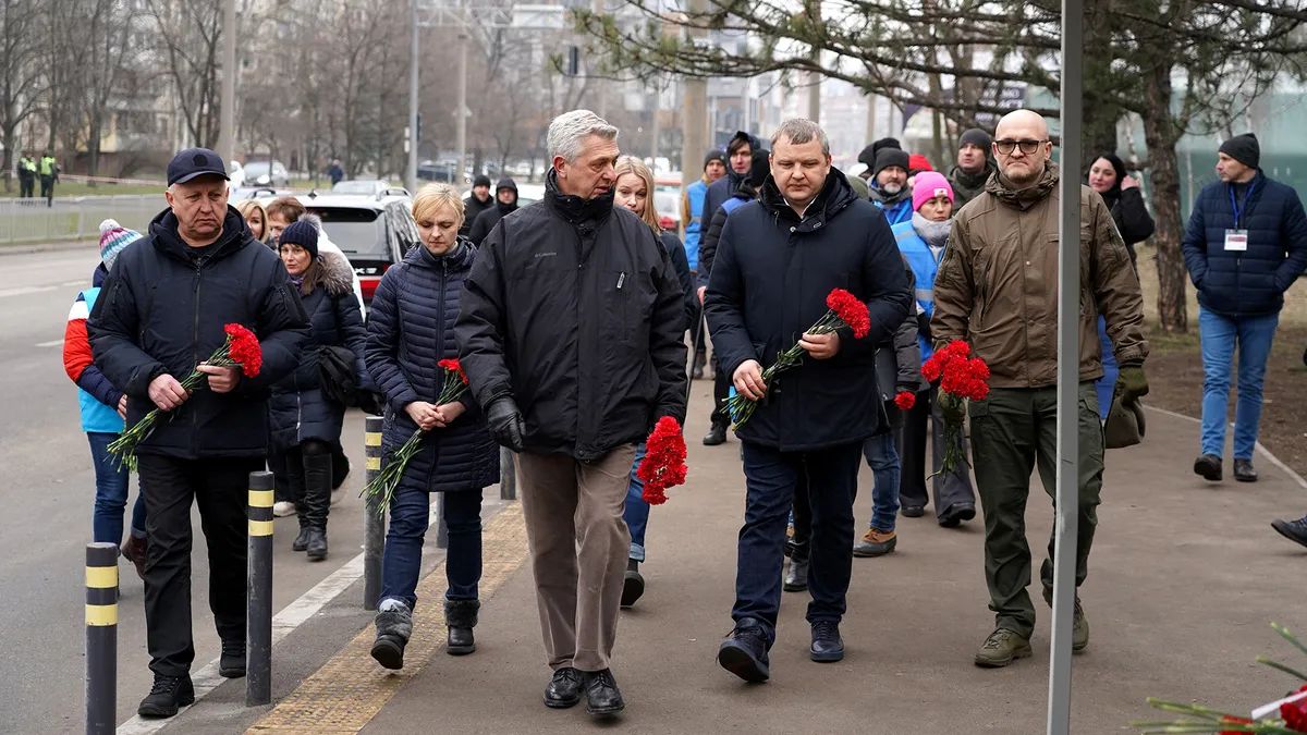 Верховний комісар ООН у справах біженців приїхав на місце ракетного удару у Дніпрі