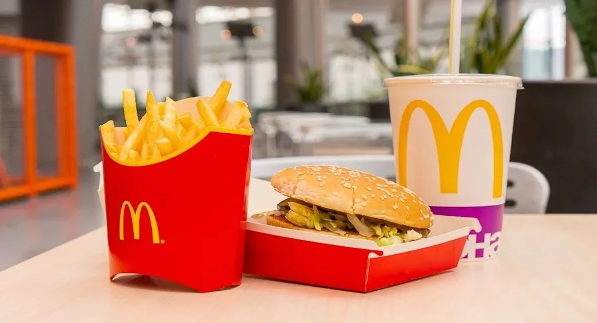 Пластикову соломинку McDonald's продають за колосальні £1500