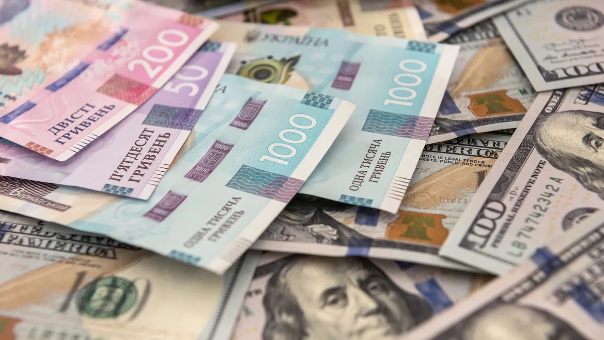 Долар тримає позицію, що з євро: курс валют на 9 лютого в Україні