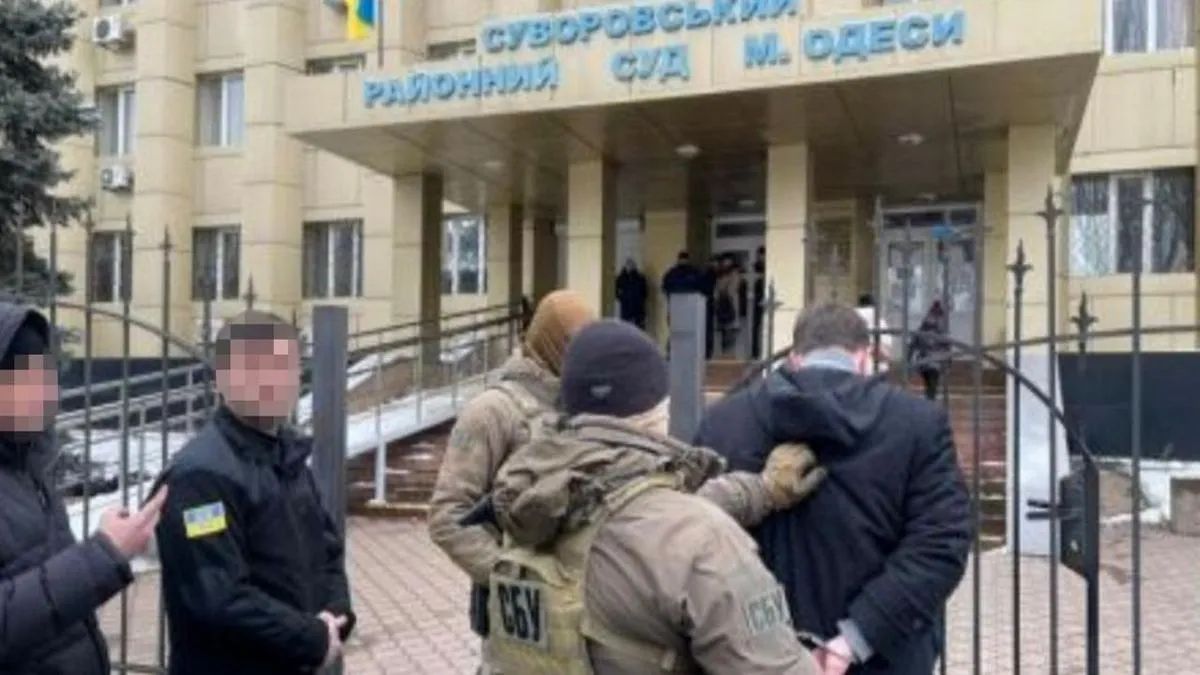 «Предупреждал» об обысках подозреваемых. В Одессе СБУ задержала помощника судьи