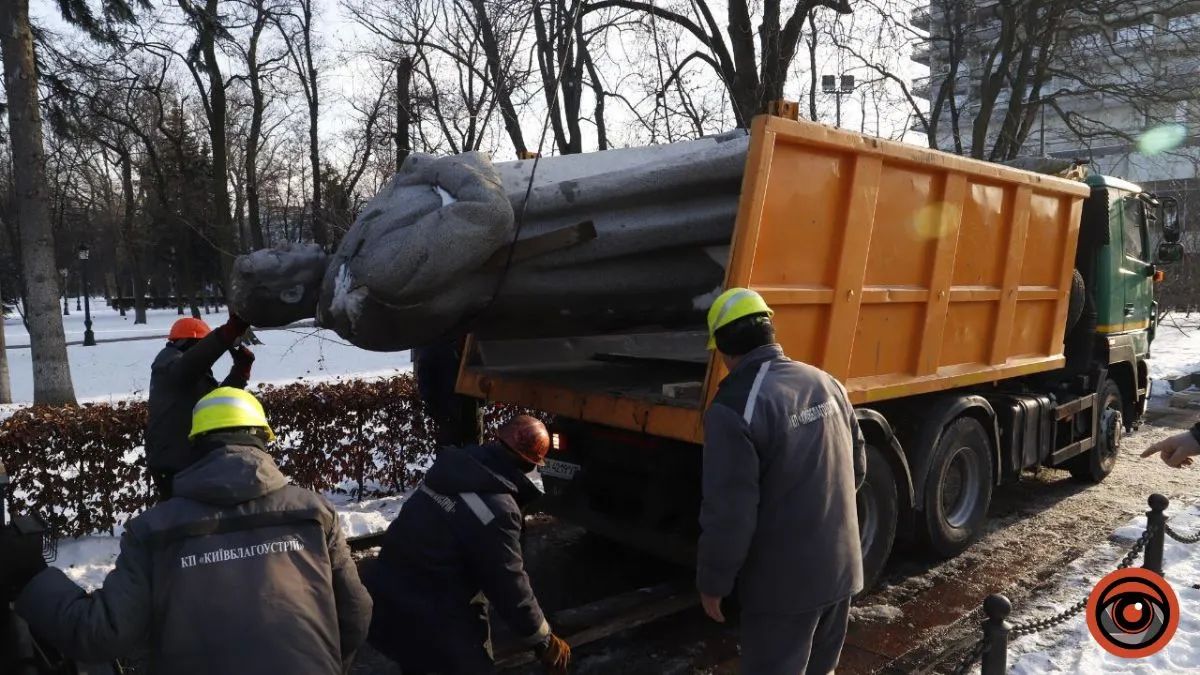 У Києві демонтували пам'ятник Ватутіну