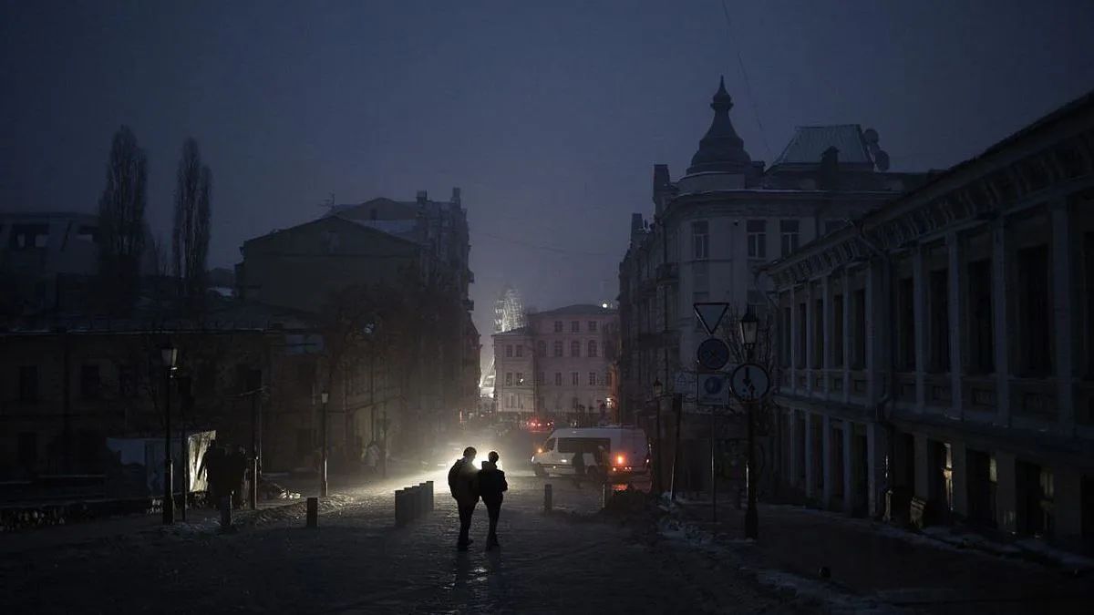 Отключение электричества: в ДТЭК рассказали об ограничениях на 12 февраля