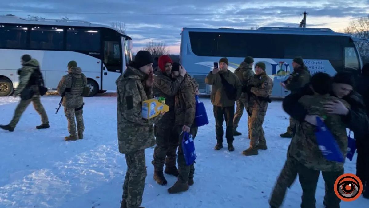 Перші хвилини після російського полону: звільнений український військовий цілує рідну землю