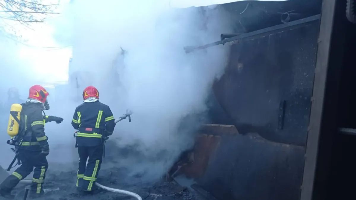 Пожежа в Києві: в Голосіївському районі пролунали вибухи