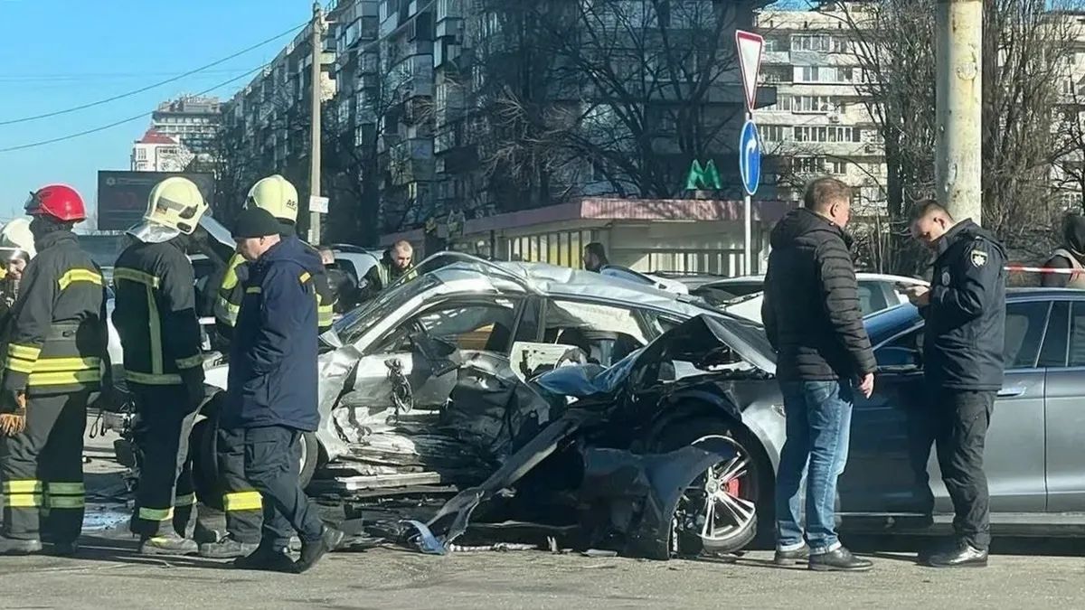 В Киеве произошла масштабная авария, столкнулись три автомобиля — есть пострадавшие