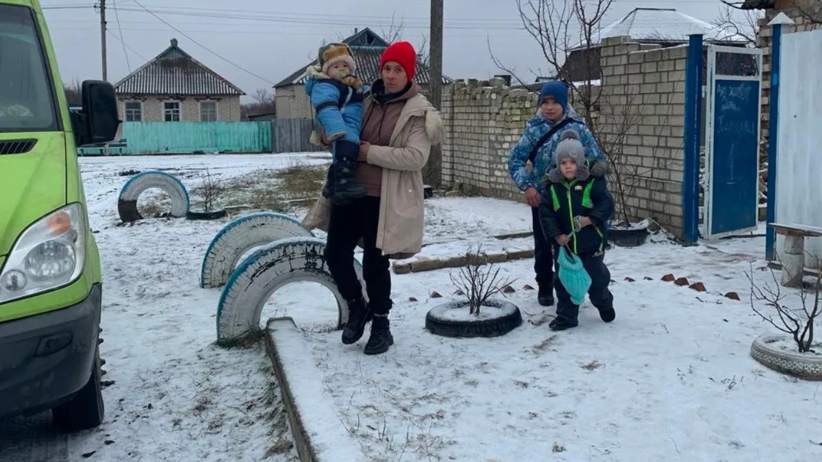 В Україні будуть примусово евакуювати дітей  із зон бойових дій: у Кабміні розповіли деталі