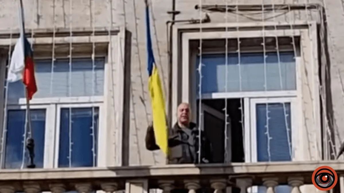 Болгарський політик викинув з будівлі мерії прапор України