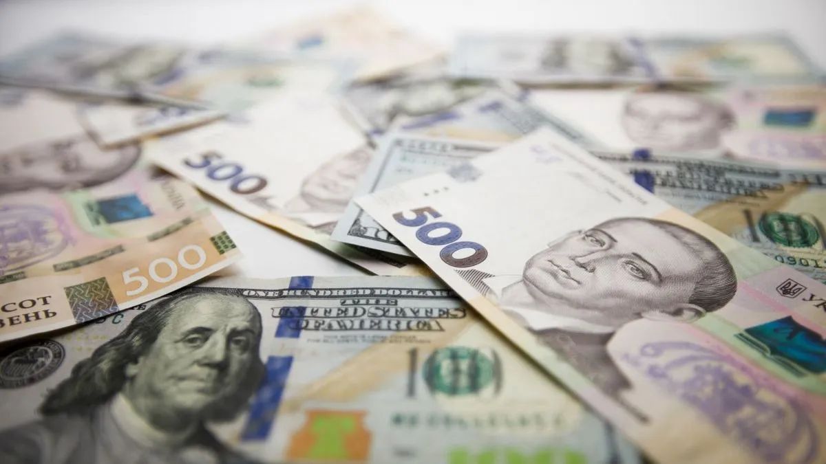 Курс валют в Україні на 15 березня: долар тримає позицію, євро подорожчав