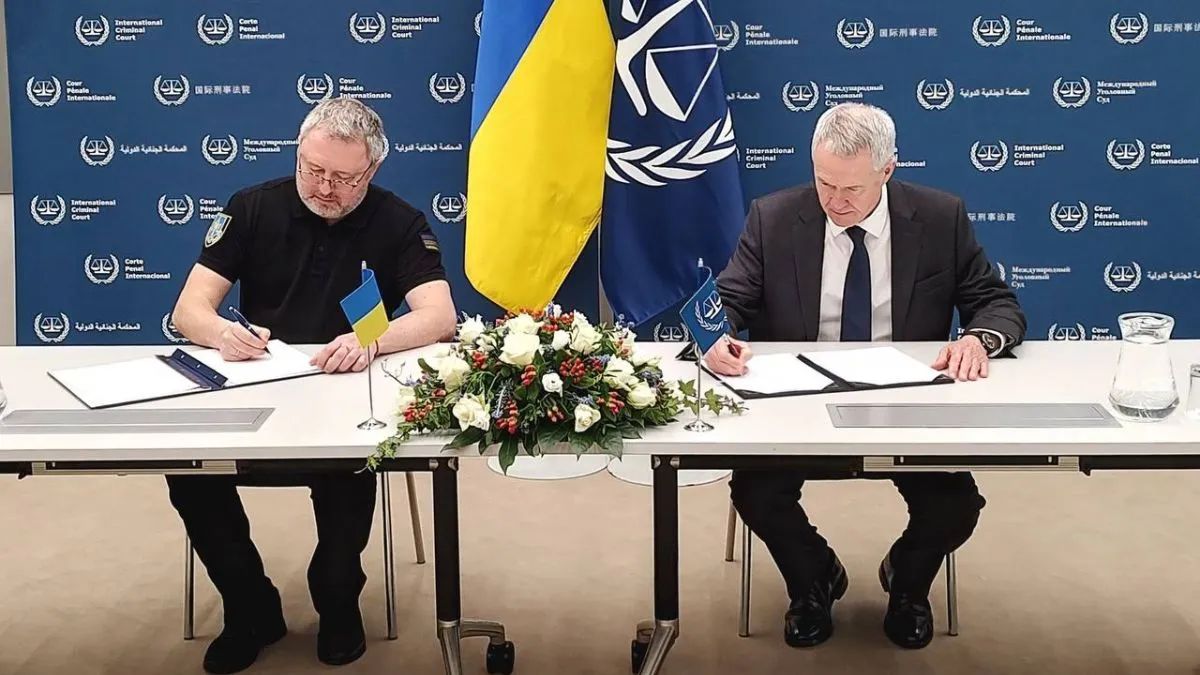 Генеральний прокурор Андрій Костін та секретар МКС Пітер Льюїс