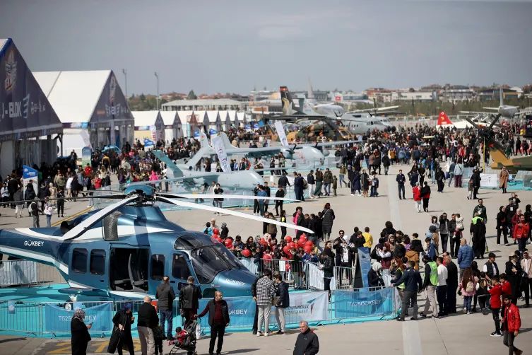 Відвідувачі виставки авіаційної та авіакосмічної техніки "Teknofest 2023"  Відвідувачі виставки авіаційної та авіакосмічної техніки "Teknofest 2023"