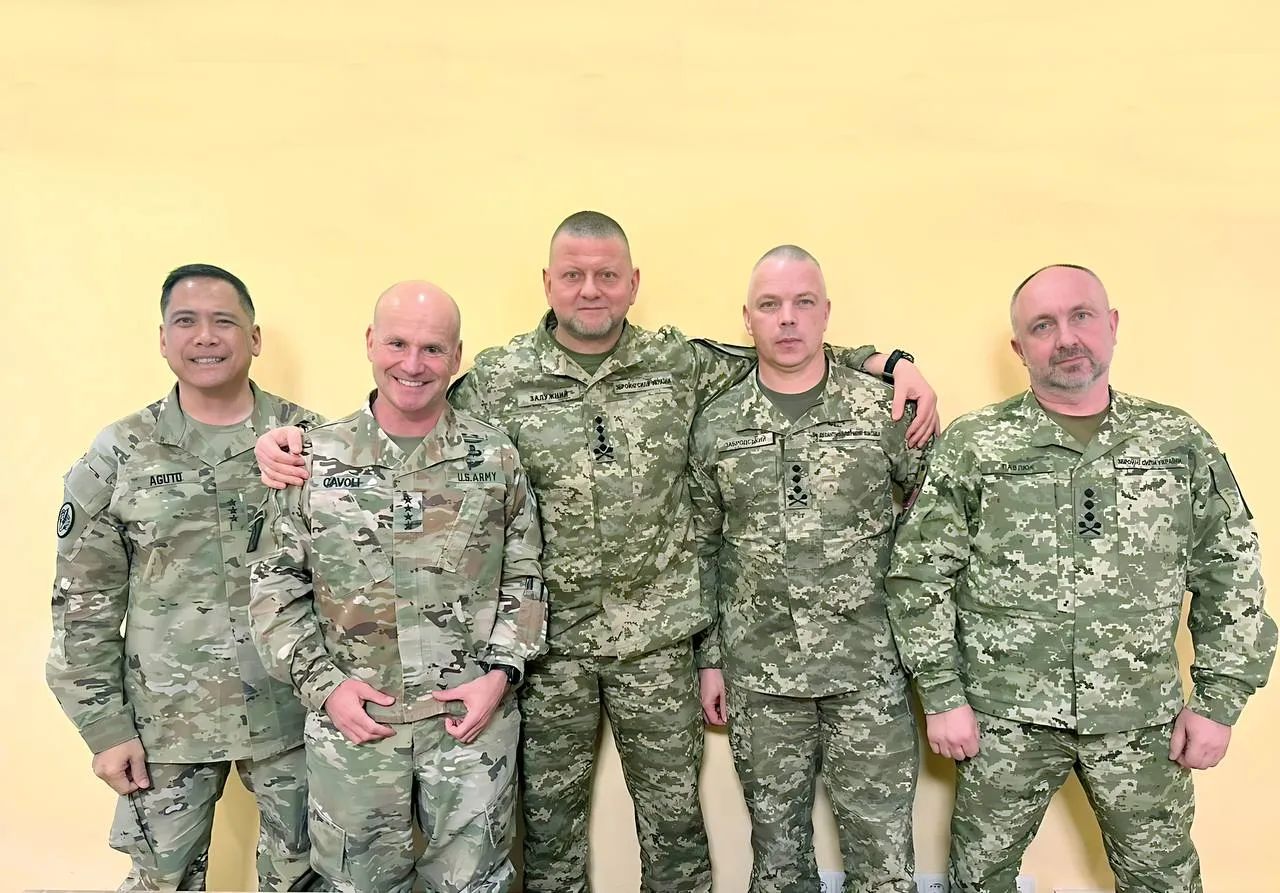 Залужний зустрівся з командувачем ЗС США в Європі Каволі: про що говорили 1