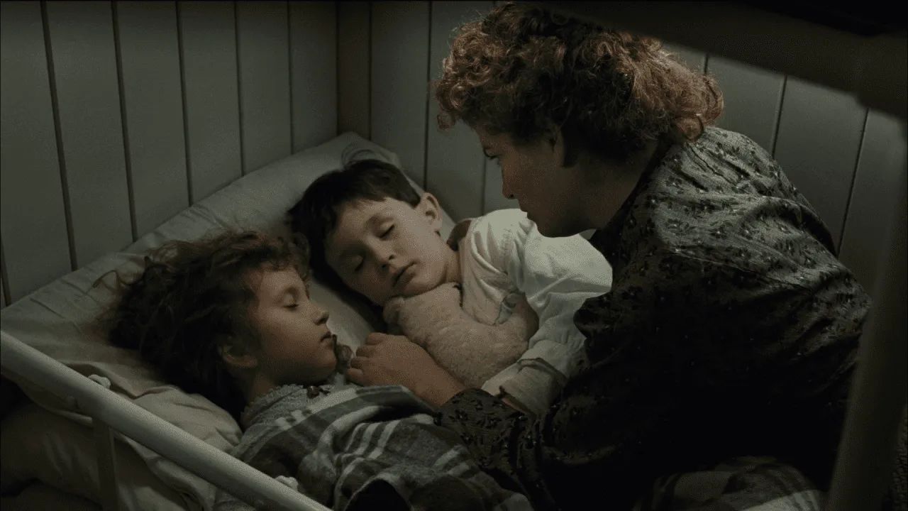 Ріс Томпсон (у центрі) у «Титаніку»