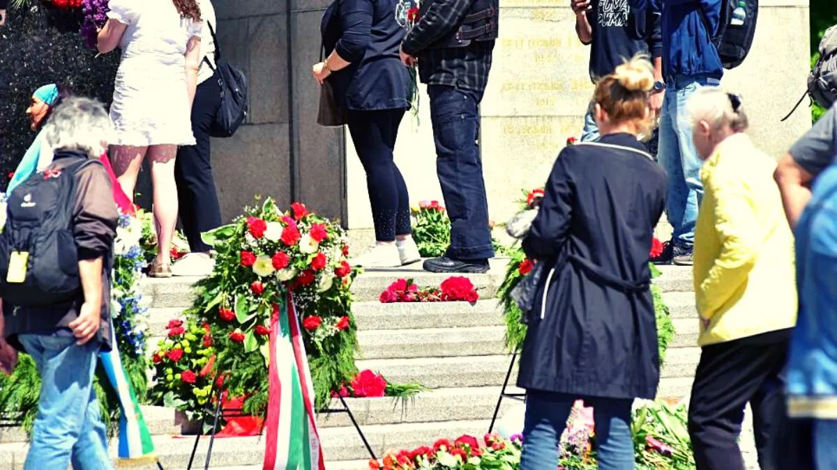 Посетители возлагают цветы к Советскому военному мемориалу в Тиргартене, Берлин, в мае прошлого года. Фото pa/ZB/Matthias Tödt