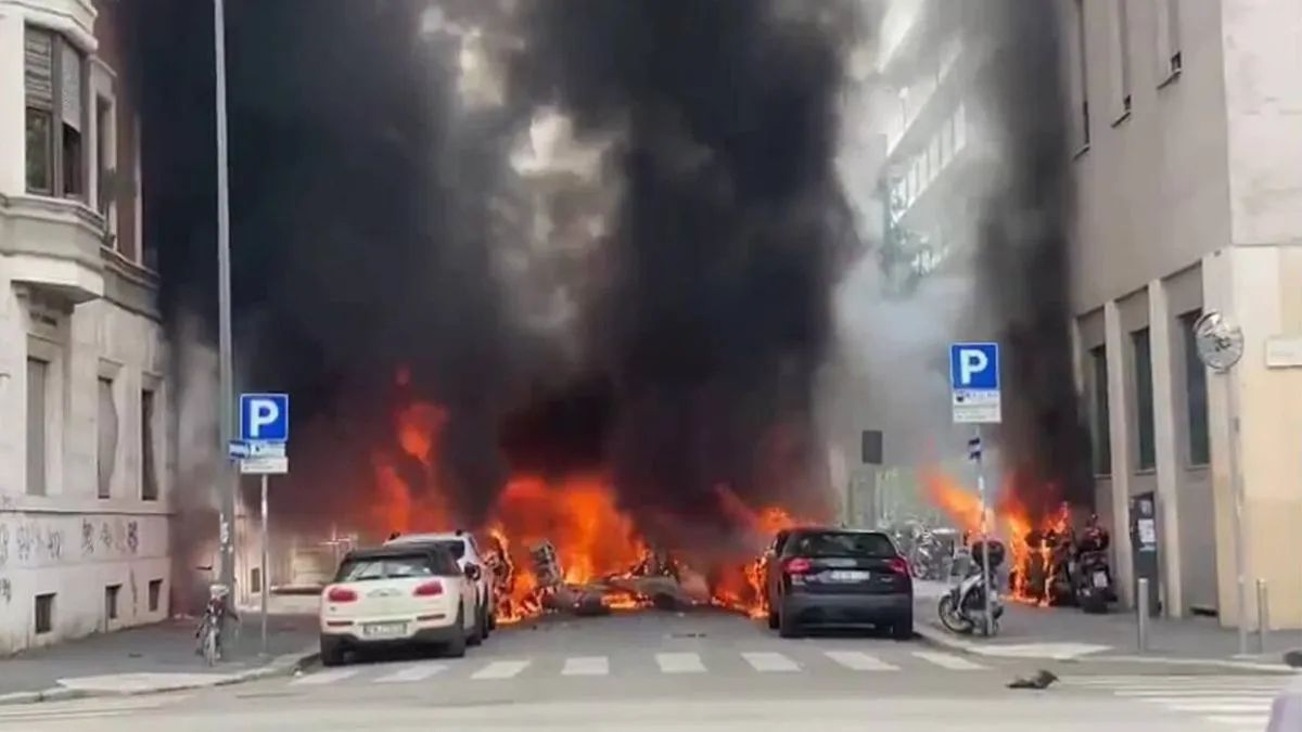 Внаслідок вибуху спалахнули не менше як 5 авто