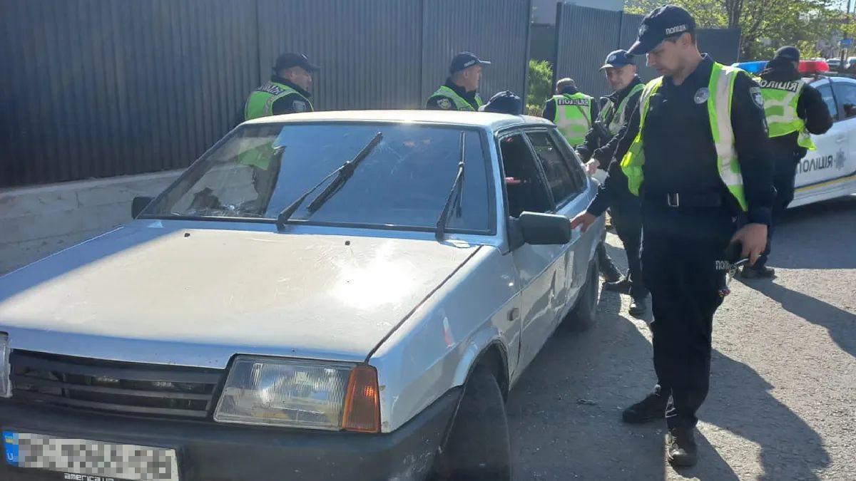 Чоловік на краденому авто збив поліцейського