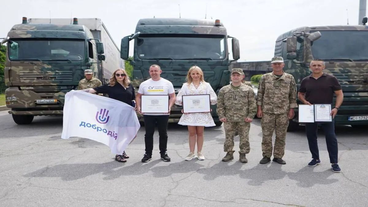 Волонтёры передали ВСУ партию крупногабаритных грузовиков для перевозки боевых комплектов на передовую