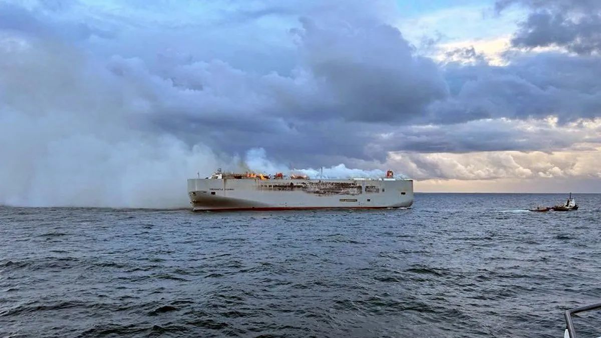 Пожар на корабле в Северном море