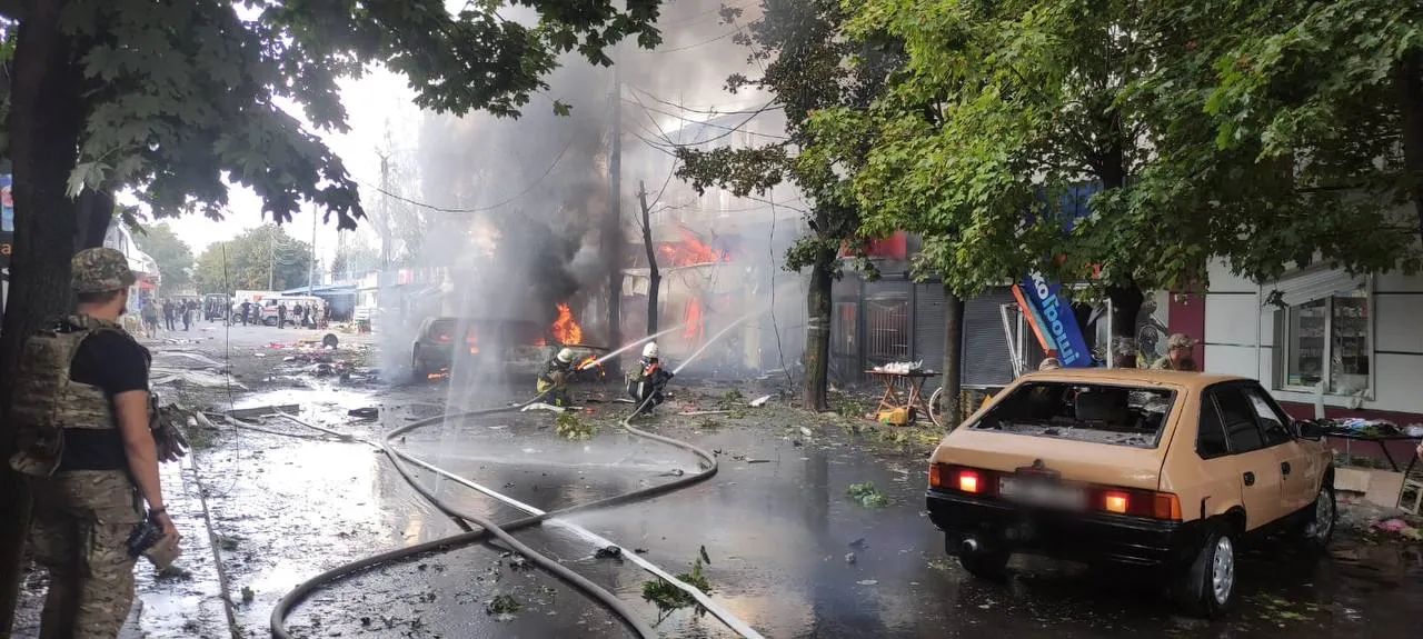 Рф вдарила по Костянтинівці ракетами. Фото: ДСНС