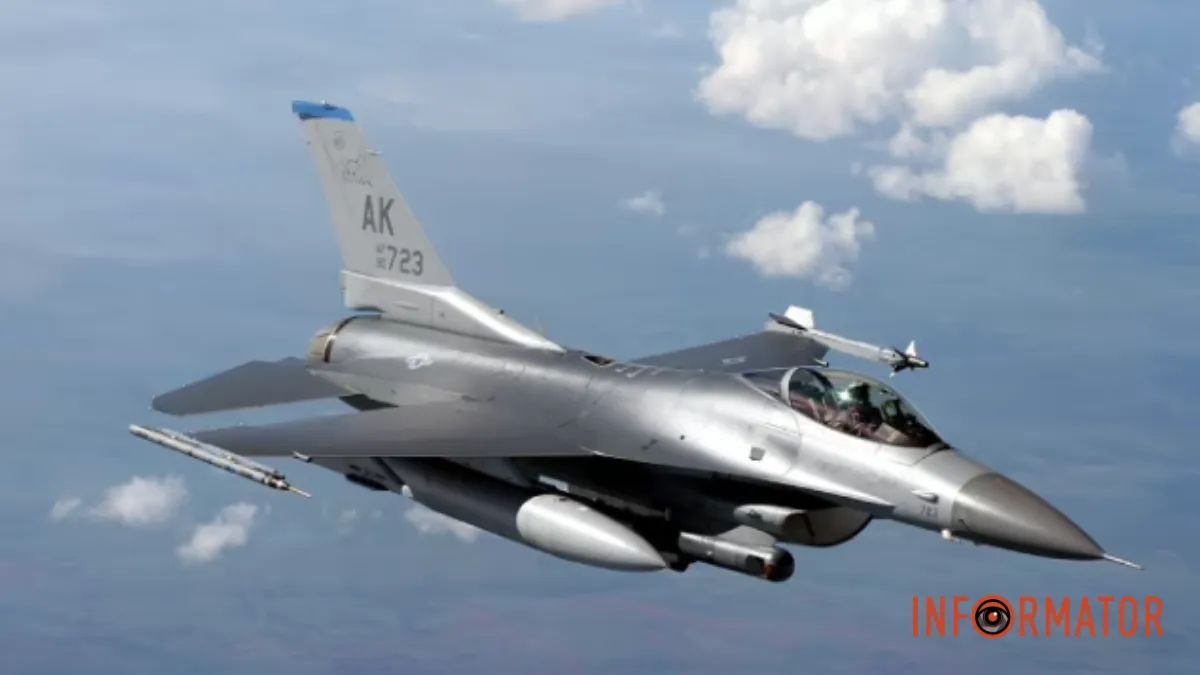 Пилот в небе на F-16