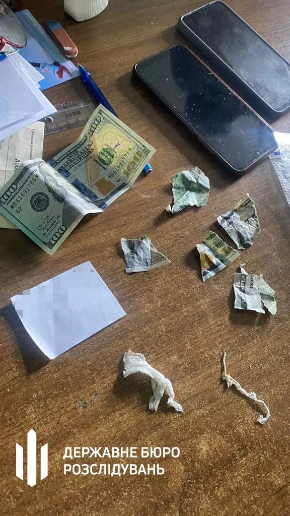 100 доларів, які намагалась проковтнути посадовиця