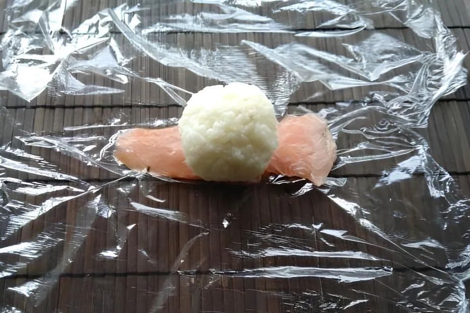 Для приготування "фейкових" суші вам знадобиться харчова плівка. 