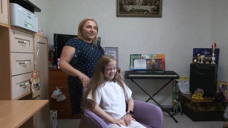 Представительница от Украхны на конкурсе "Детское Еврообучение-2023" с мамой