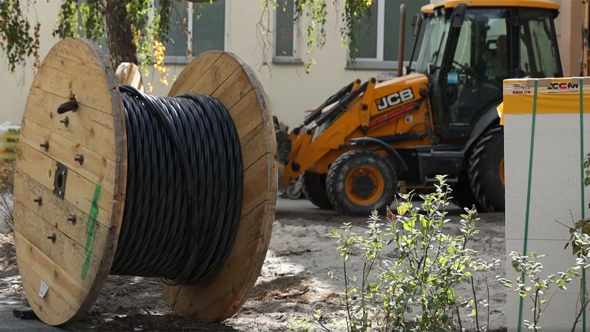 Будівельна техніка біля госпіталю
