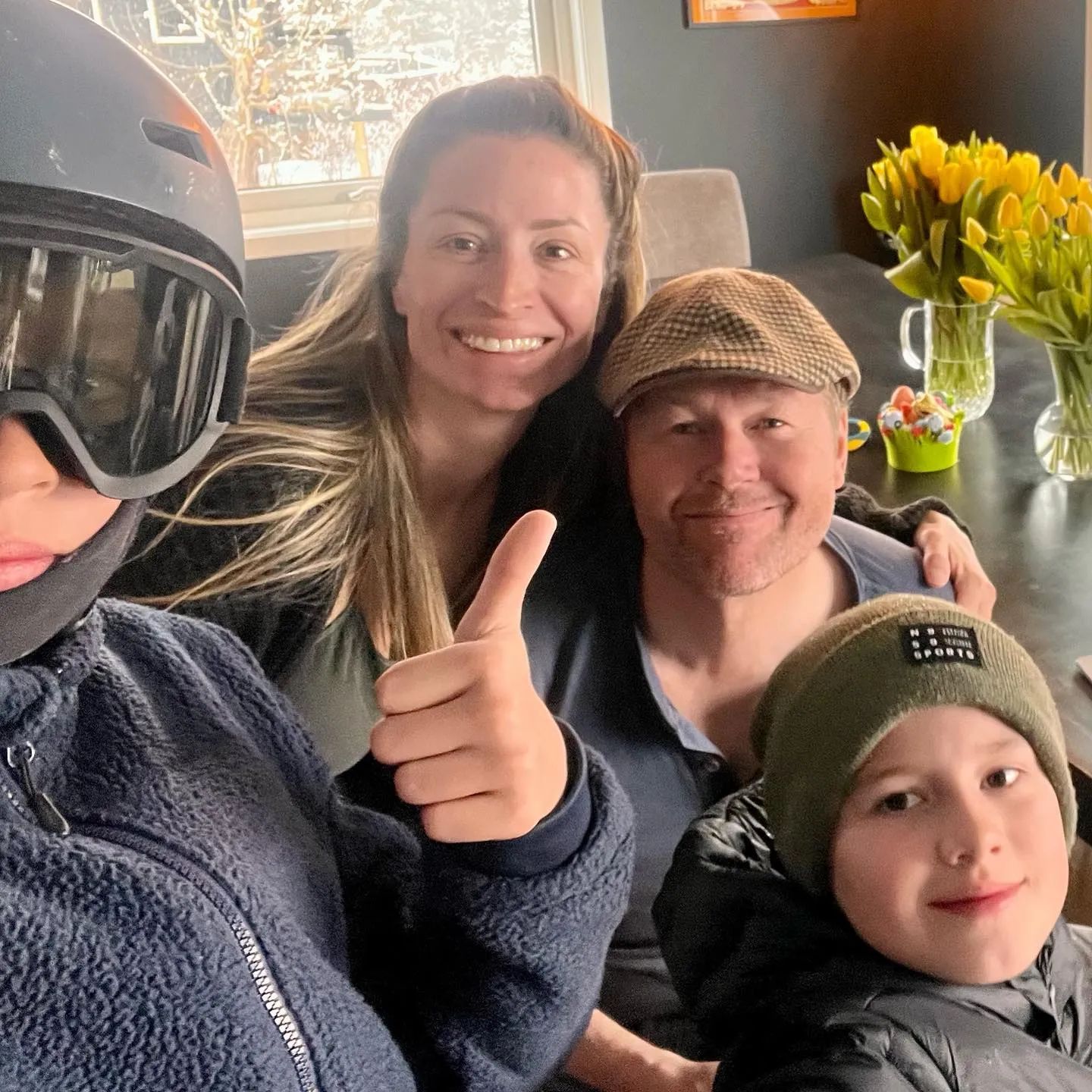 Ребекка с мужем и детьми