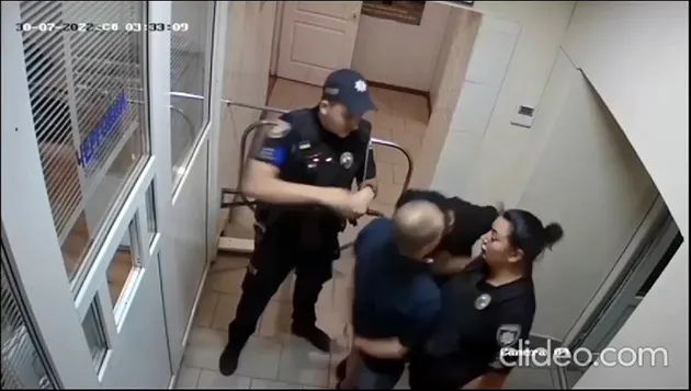 Цивільний у чорному б'є головою чоловіка Цивільний у чорному б'є головою чоловіка