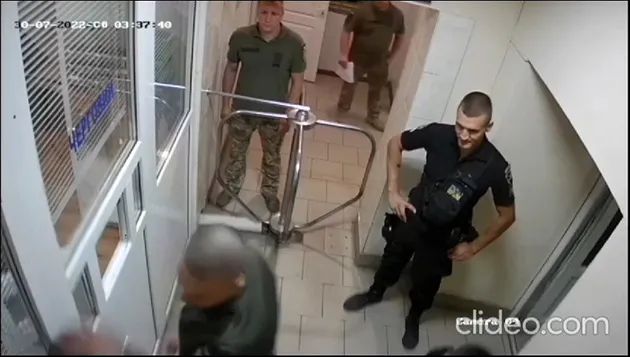 Патрульний із задоволенням спостерігає за процесом побиття Патрульний із задоволенням спостерігає за процесом побиття