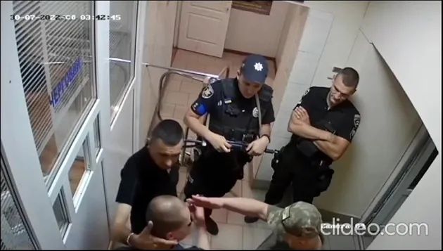 Тепер чоловіка б'ють гуртом Тепер чоловіка б'ють гуртом