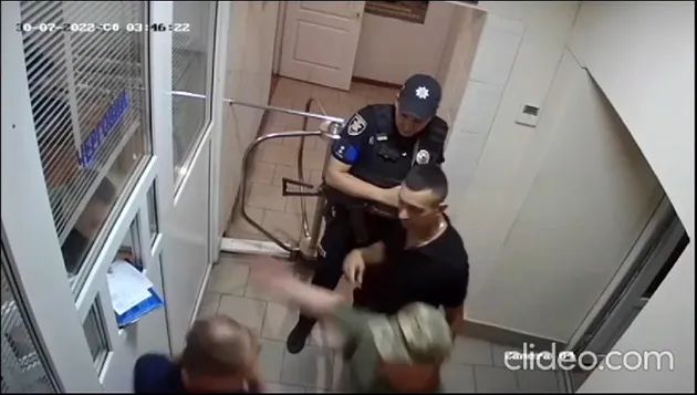 Побиття чоловіка продовжується, його змушують підписати документи Побиття чоловіка продовжується, його змушують підписати документи