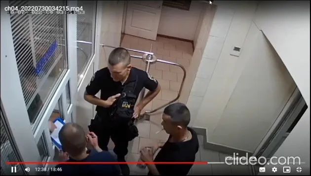 Чоловік після побиття підписує документи Чоловік після побиття підписує документи