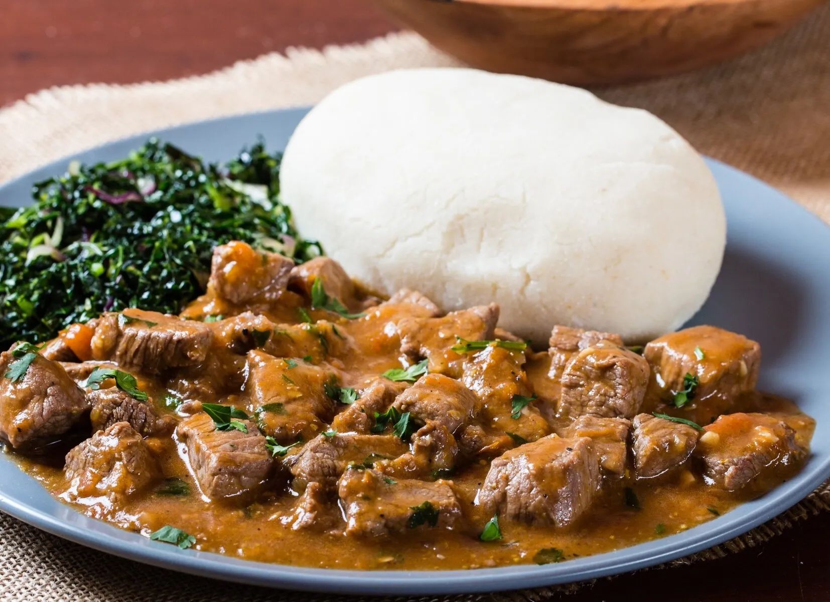 Кашу в целом подают как с морепродуктами, так и с овощами и мясом.