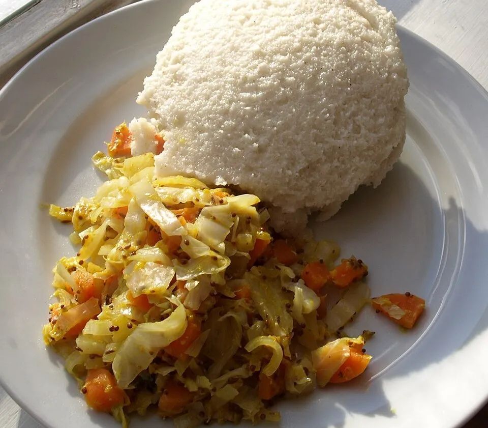 Выкладывайте сформированные шарики в большие тарелки и подавайте вместе с заправкой!