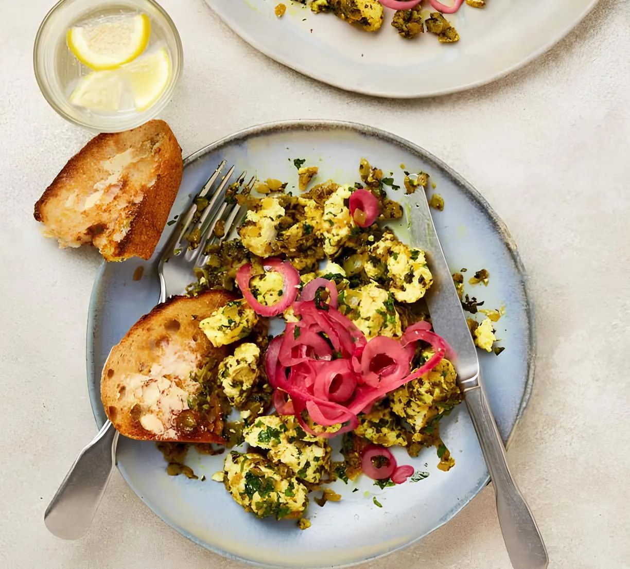 Панир с маринованным луком можно приправить вином, но явно не утром :)