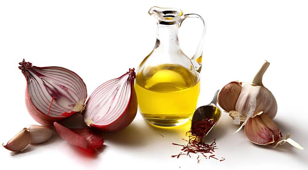 Мариновать к панике следует именно красный лучок - он имеет сладковатый вкус и более выразительный аромат.