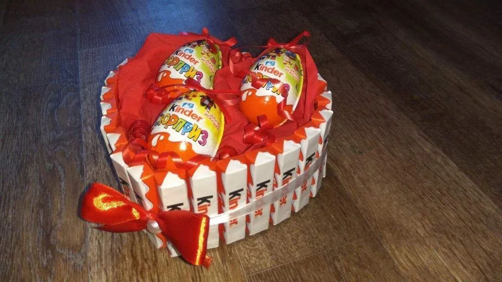 Шоколад, особливо темний містить корисні хімічні речовини. Вони розширюють кровоносні судини в організмі та полегшують проходження крові через них