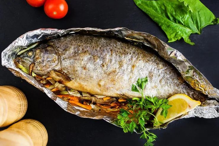 Рекомендуємо запекти рибу у фользі, адже тоді вона буде надзвичайно соковитою та ніжною. 