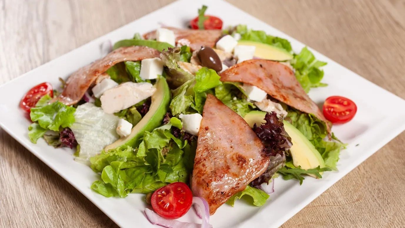 Если любите, можно добавить в салат кунжут, рукколу или кинзу, по вкусу.